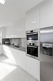Get A White Glossy Kitchen With Rauvisio Brilliant High Gloss Acrylic Laminate Like The Tam Decoracion De Cocina Moderna Decoracion De Cocina Diseno De Cocina