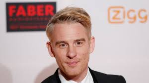 Art rooijakkers (tv show host) was born on the 29th of august, 1976. Zien Art Rooijakkers Gaat Voor Een Frisse Coupe Rtl Nieuws