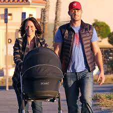 Jennifer Love Hewitt Shows Off Wedding Bling Baby During Beach Stroll With New Husband Radar Onl Jennifer Love Hewitt Shows Jennifer Love Hewitt Us Actress