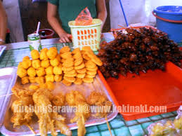 Belakang kami tu adalah bangunan. Tertunailah Hasrat Di Hati Makan Apa Di Kuching Sarawak