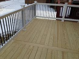 12x18 Kdat Wood Deck W Feature Board In The Center Monument White Vinyl Railing W Round Hammered Bronze Balusters Deck Designs Backyard Vinyl Railing Deck
