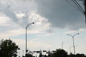 Une parcelle d'air qu'on soulève diminue de température (t) et de pression (p) avec l'altitude selon la loi des gaz parfaits ( p v = n r t {\displaystyle pv=nrt} ). Le Soleil De Chateauguay Breve Alerte De Tornade Pour La Region De Chateauguay