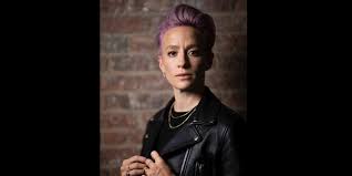Megan rapinoe is an american professional football player who plays as a winger. One Life Die Biografie Der Fussballerin Megan Rapinoe Www Siegessaeule De