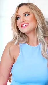 Angela Pitt's Instagram, Twitter & Facebook