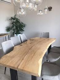 Table En Chene Massif Fait Dun Seul Bout De Bois Avec Les Pieds En Metal Style Industriel Nous Pouv Table A Manger En Chene Table En Chene Table Chene Massif
