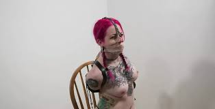 腕を縛られ、口はテープで留められ、鼻は引っ掛けられています