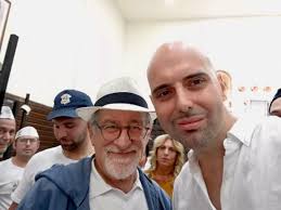 Napoli, Steven Spielberg a sorpresa nella storica pizzeria Da Michele: «Mai  mangiato una pizza così grande»