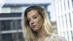 Kao curica: Slavna Oscarovka ima 48 godina, čeka svoje drugo dijete i  izgleda puno, puno mlađe