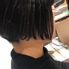 岩堀 司 美容師 似合わせ ショート ミディアム 小顔カットさんはinstagramを利用しています モード感漂う刈り上げボブ ネープは6mm あご下の前下がりボブ スタイリング剤はポリッシュオイル 刈り上げボブ やっぱりボブが好き bob スニーカー ボブ