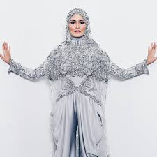 Pengarah muzik datuk mokhzani ismail menjelaskan nyanyian dayang nurfaizah berjudul layarlah kembali tidak terpilih untuk ke anugerah juara lagu 33 (ajl33) adalah disebabkan kurang nilai kormersil. Semi Final Muzik Muzik 35 Canggung Wany Live Gaming Facebook