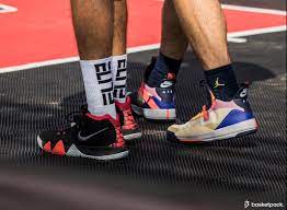 Jouer au basket avec des chaussures qui ne sont pas bien liés augmentera le risque de se fouler une cheville si vous atterrissez maladroitement après un saut ou sur même sur le pied d'un autre joueur. Choisir Sa Chaussure De Basket Les Differences Entre Indoor Et Outdoor