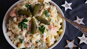 Přinášíme nejlepší recept na bramborový salát. Vanocni Bramborovy Salat S Majonezou Nebo Bez Nejlepsi Recept Je Ten Vas Irozhlas Spolehlive Zpravy