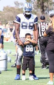 Dez Bryant S Son Steals The Show At Dallas Cowboys Training Camp Celebmagnet Dallas Cowboys Training Camp Dez Bryant Dallas Cowboys