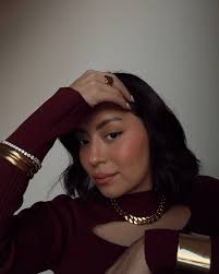 The Queen herself @jlo wearing The Tina mask in Sand styled with our 4mm  gold plated chain 🙌🏼🙌🏼😷⛓ Thank you @Jlo for supporting our small  business #jlo #wearamask #latinassupportinglatinas #jlostyle #buysecondwind