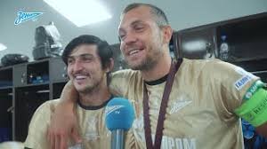 Так форвард «зенита» в компании сердара азмуна отметил чемпионство. Dzyuba Posle Seksa S Azmunom Voshitilsya Ego Pricheskoj Pps