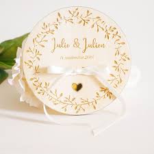 Porte Alliances Rond En Bois Grave Porte Alliances Rond En Bois Grave Avec Vos Prenoms Et La Date De Votre Mariage En 2020 Ronds En Bois Bois Grave Decoration Mariage