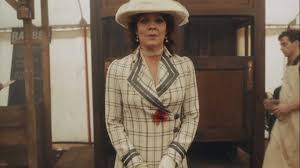 While we love the action however, while most women in this era—and all of the other women in this show—wear fancy dresses, polly can be seen wearing a fancy suit to. Peaky Blinders Four Times Helen Mccrory S Aunt Polly Absolutely Rocked It In The Show With All Her 20s Jazz Meaww