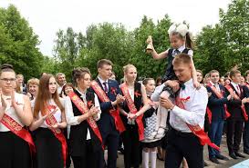 Звенит звонок последний наш вы рядом в этот день. Segodnya Poslednij Zvonok Kak Ego Otmechayut Shkolniki Panorama Pro