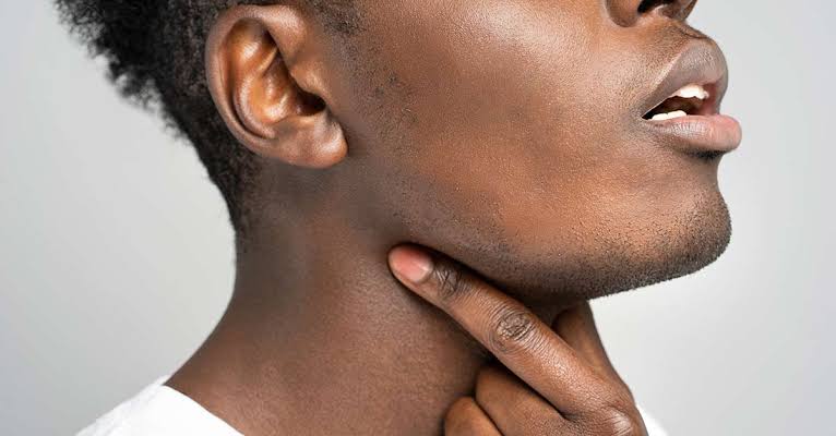 Sintomas de tireoide na garganta: sinais a observar
