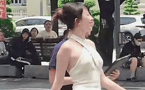 Clip Tóc Tiên bị team qua đường bắt gặp, chính chủ cũng phải vào thừa nhận "mặt  láo vậy"