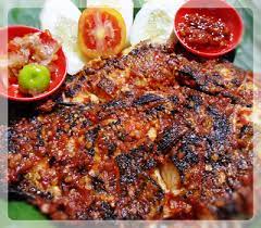 Beberapa menu favorit yang bisa dinikmati antara lain gurami bakar jimbaran, nasi timbel, nasi ulam, ayam bakar, camilan tahu berbumbu, udang saus keraton, dan kepiting asam pedas. Ikan Bakar Asri Seafood Bumbu Bali