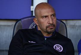 'Conejo' Pérez, el ídolo de Cruz Azul que fracasó como directivo y no por  su culpa