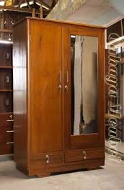 Meski terkesan memakan tempat, namun penggunaanya dapat dijadikan alternative untuk bagian pintu depan. Lemari Pakaian 2 Pintu Minimalis Terbaru Lemari Minimalis Cahaya Mebel Jepara