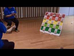 今の子どもたちにはあまり馴染みのない遊びになってしまいましたが 高齢者が子どもの頃の遊び道具に お手玉 があります 実際に高齢者の前にお手玉を持っていくと 懐かしい と言って 思い思いに手に取 手作りゲーム お祭り ゲーム お正月 遊び