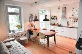 Die designs für möbel sind unheimlich vielfältig. Tolle Kuche Mit Essbereich Balkonzugang Holzboden Und Gemutlicher Atmosphare Einrichtung Kuch Wohnzimmer Mit Offener Kuche Kleine Wohnkuche Wohn Esszimmer