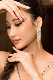 Hoa hậu Đoàn Hồng Trang 'ngọt lịm' ngất ngây tại sự kiện họp báo