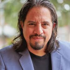 Hoy, día 174 de 365 días compartiendo libros, les presento, del recordado Coco  Salazar: "Crónicas Gastronómicas" (USMP, 2004). En este libro, Salazar hace  gala de su capacidad de envolvernos en la lectura,