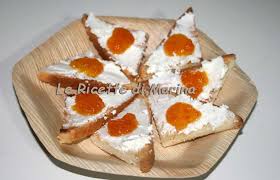 Prima di tutto, tritate molto finemente la cipolla, aggiungetela in una padella o tegame largo e capiente con olio. Crostini Con Ricotta E Marmellata Le Ricette Di Marina
