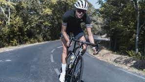 Great britain's alex yee won silver in a punishing men's triathlon at the tokyo olympics as kristian yee paced himself well, building through the swim and on the bike before surging to the front on the. Alex Yee Signs With Hutchinson Industry News Tri247 Com