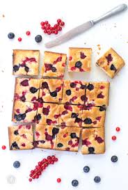 Ja, ich weiß, ich weiß, die weiße schokolade ist eigentlich gar keine richtige schokolade, weil sie nur kakaobutter und kein kakaopulver enthält. Weisser Schokoladenkuchen Mit Beeren Garantiert Der Neue Lieblingsplatz Der Letzen Sommerbeeren Feiertaglich Das Schone Leben