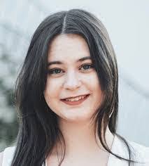 Laura Leverett's Instagram, Twitter & Facebook