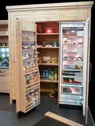 Atelier Culinaire Cuisine Chene Massif Clair Etagere Contre Porte Cellier Refrigerateur Astuce Rangement Placa Ic Tasarim Mutfak Mutfak Kileri Ev Icin