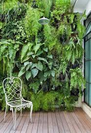 These small garden ideas have more than enough inspiration to bring style to your home you can't go wrong with taking advantage of outdoor wall space. Casa Dos Sonhos Vintage E Moderno Tudo Junto Vertikaler Garten Wandgarten Vorgarten
