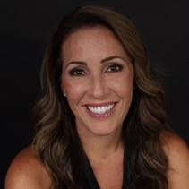 Stephanie Caswell's Instagram, Twitter & Facebook