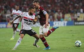 1997 yılında diniz palmeiras' şiddetli rakipleri taşındı corinthians kulübünde yaptığı iki yıllık büyü sırasında düzenli olarak yer aldığı Flamengo E Sao Paulo Empatam Na Estreia De Fernando Diniz Tribuna Da Imprensa Livre