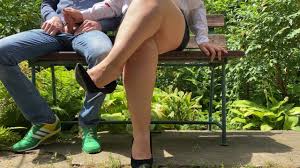 穿着高跟鞋的手淫女王在户外射精