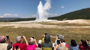 2 hikers injured in bear attack along popular Yellowstone attraction