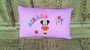 Bantal ini akan terlihat spesial karena kamu bebas membuat gambar dan tulisan pada permukaannya. Tutorial Membuat Bantal Karakter Youtube