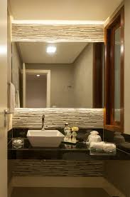 Lavabo Com Bancada Em Granito Preto Absoluto Cuba De Apoio E Espelho Flutuante Com Iluminacao Led Embutid Banheiros Modernos Decoracao Banheiro Lavabo Pequeno