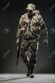 Vista parcial del soldado en uniforme militar aislado en blanco. Guerra Conflicto Soldados Militares De Las Fuerzas Especiales Hombre Soldado Arma Asimiento Automatico En Un Fondo Oscuro Equipo Militar Soldados De La Otan Fotos Retratos Imagenes Y Fotografia De Archivo