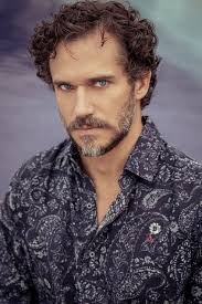 Paulo Rocha conta como foi voltar a atuar em Portugal após 10 anos, e diz  não se incomodar com título de galã