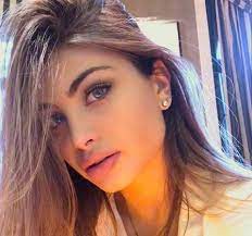Jun 26, 2021 · dopo il successo di sangria, singolo pubblicato la scorsa estate, certificato disco d'oro dalla fimi, emma muscat, la cantante maltese che si è fatta conoscere grazie ad amici di maria de. Emma Muscat Chi E La Cantante Di Amici Donne Magazine