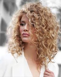 @labellebloucle pour tous ses conseils d'experte bouclée. Coiffures Pour Cheveux Bruns Cheveux Boucles Permanente Cheveux Mi Long Style De Cheveux Cheveux Boucles Blonds