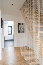 En Images La Metamorphose D Une Maison Sombre Des Annees Cinquante En Logement Minimaliste Noir Et Blanc Annees B Treppe Haus Treppen Design Treppendesign
