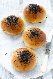 Finalmente ho trovato una ricetta valida per i paninetti al burro (i semidolci insomma): Panini Al Latte Per Hamburger E Buffet Morbidi Senza Crosta