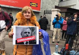 A intrat cu o cămașă trasă așa peste el. La Puscarie Liviu Dragnea Asteptat Deja De Protestatari La Iccj Numerosi Jandarmi Au Fost Adusi Sa Asigure Protectia Liderului Psd Aktual24